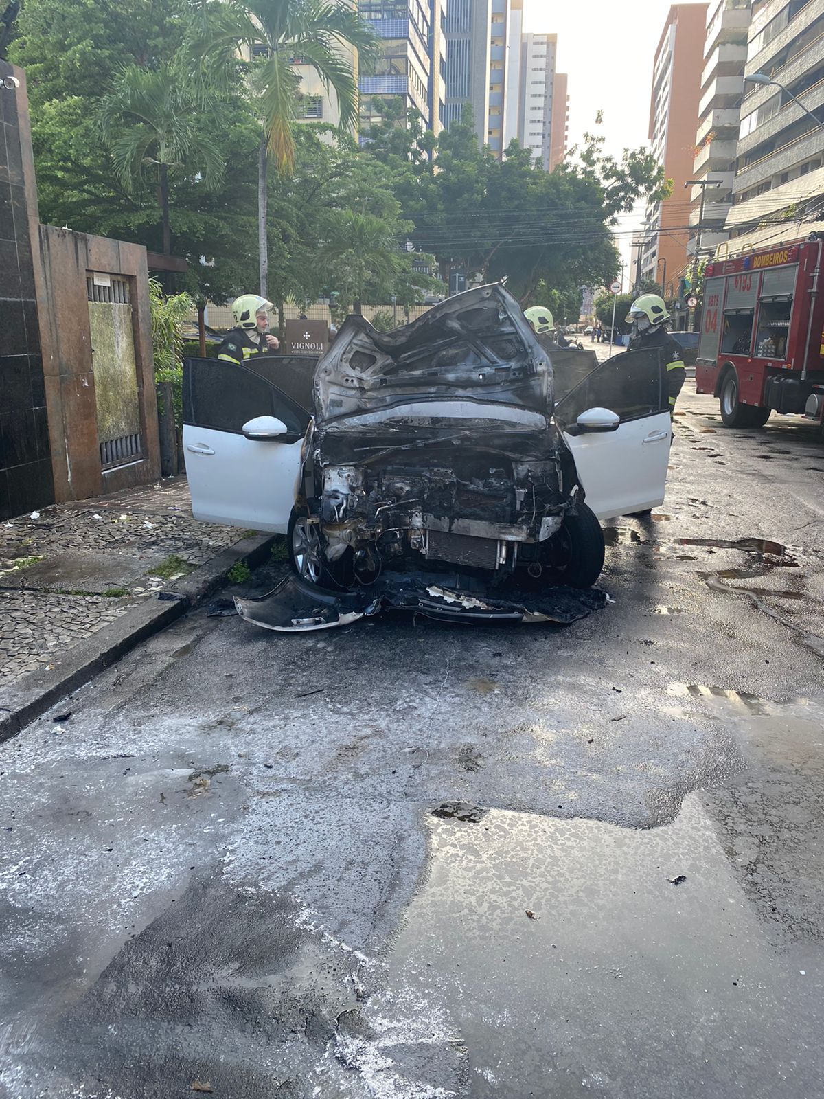 Corpo de Bombeiros apaga incêndio em veículo no Meireles
