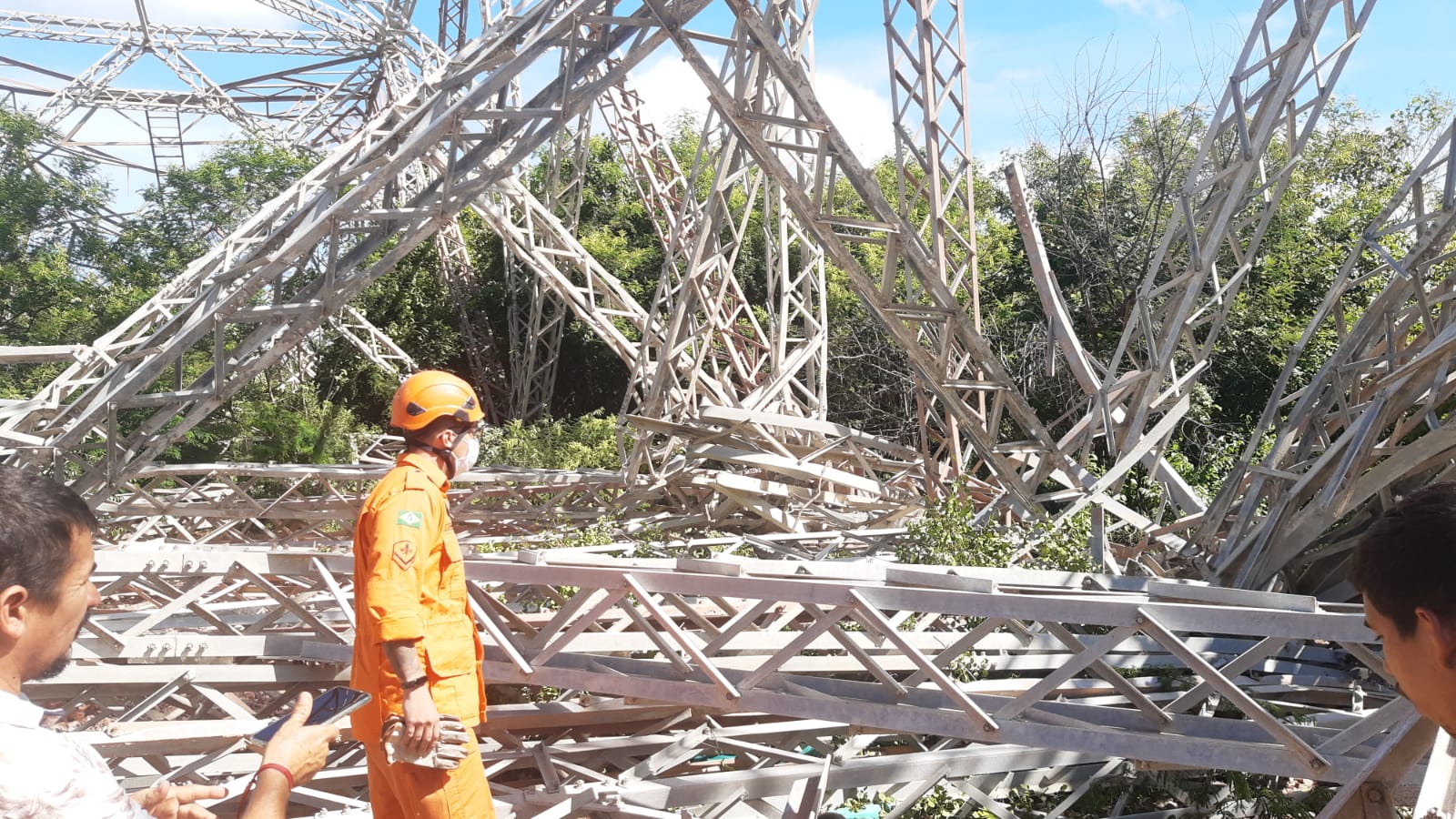 Corpo de Bombeiros resgata corpos da queda de antena em Tejuçuoca