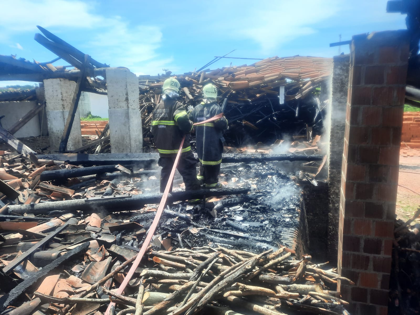 Corpo de Bombeiros apaga incêndio em edificação comercial em Caucaia
