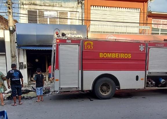 Corpo de Bombeiros apaga incêndio em edificação comercial em Pacajus