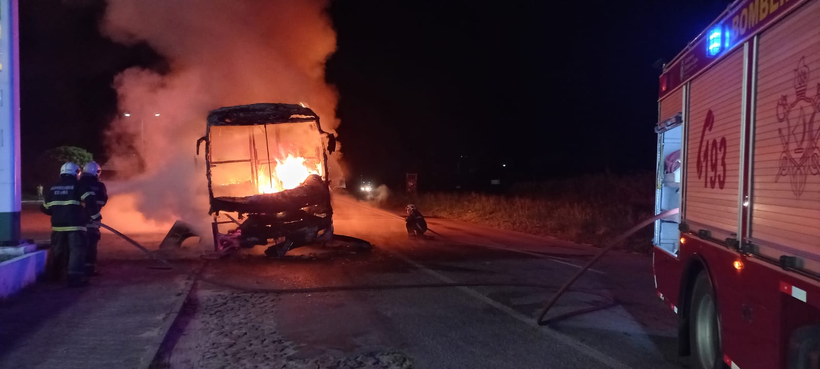 Corpo de Bombeiros apaga incêndio de ônibus em Pindoretama