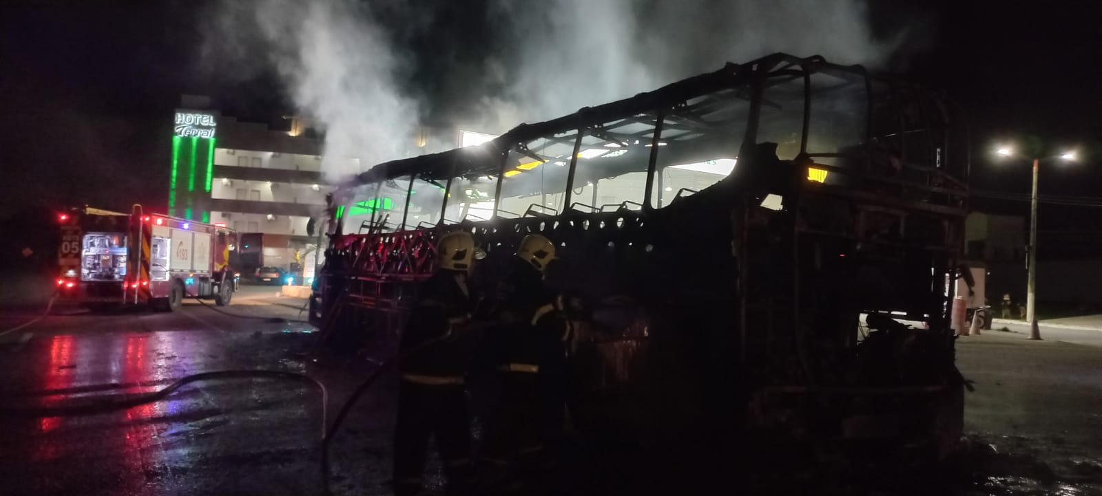 Corpo de Bombeiros apaga incêndio de ônibus em Pindoretama