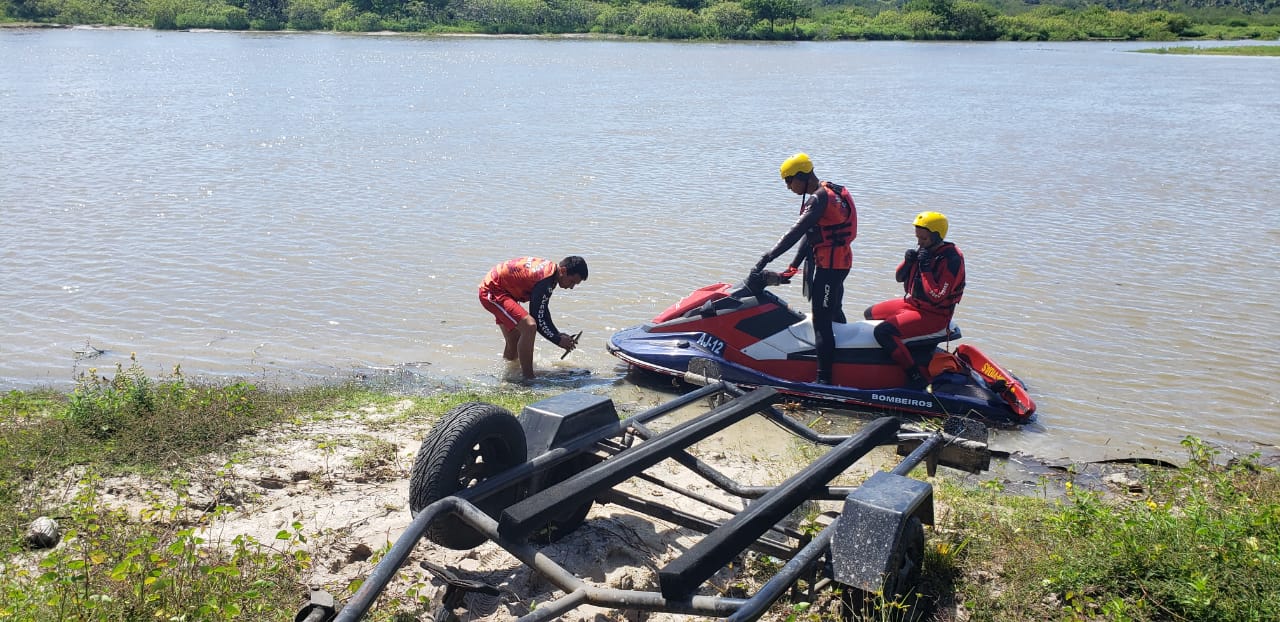 Guarnição de Mergulhadores resgate vítima de afogamento no Rio Choro