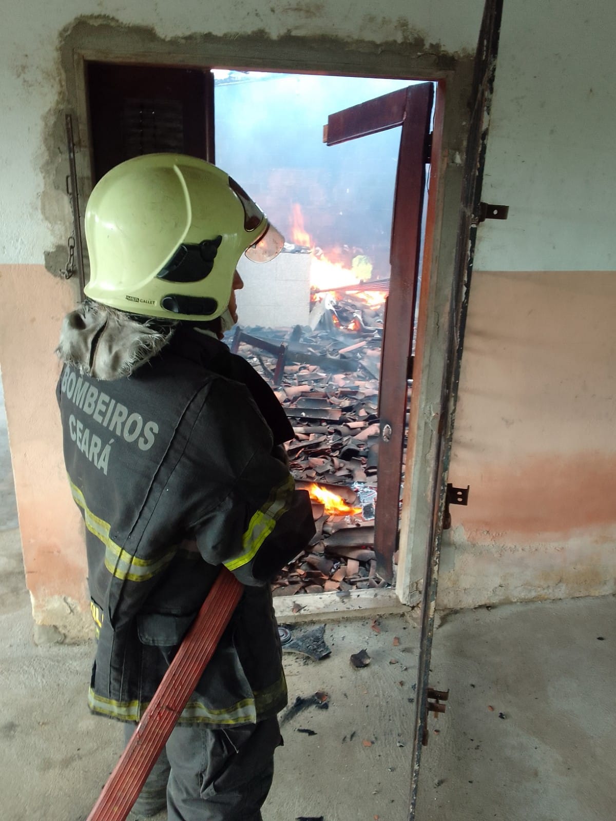 Corpo ce Bombeiros apagam incêndio e resgatam vítima de residência em chamas na Itaitinga