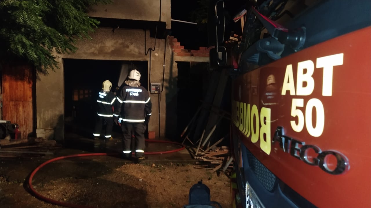 Corpo de Bombeiros apaga incêndio em residência em Canindé