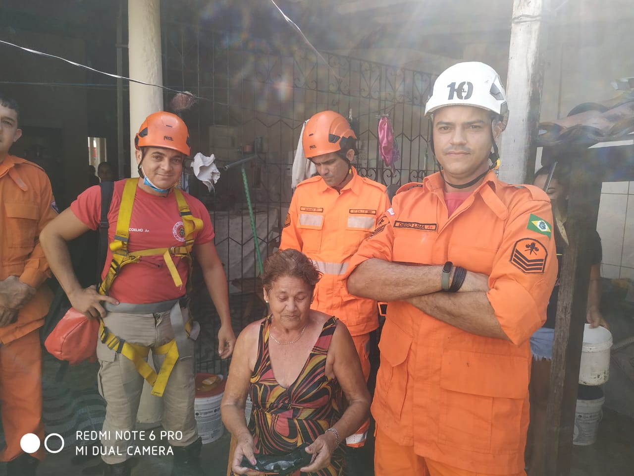 Corpo de Bombeiros resgata Senhora de 74 anos de cacimba, em Horizonte