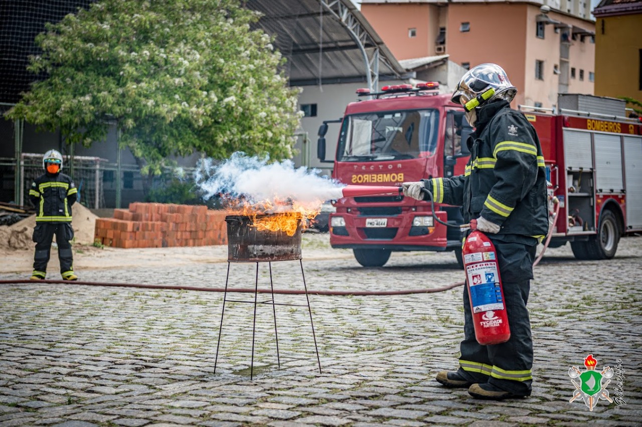Corpo de Bombeiros do Ceará – Uso de extintores contra incêndio