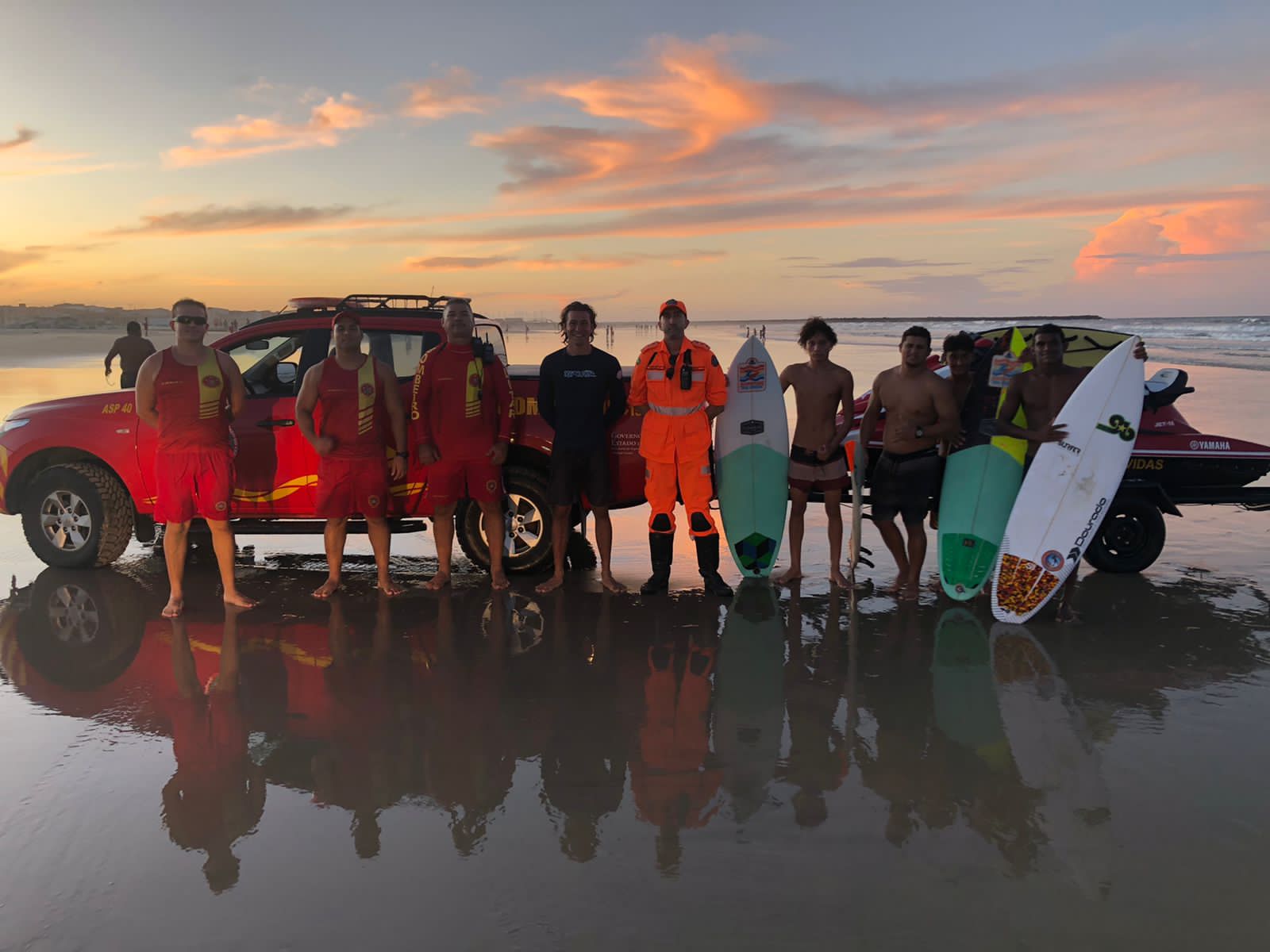 Guarda-vidas do CBMCE atuam em resgate de velejador na Praia do Futuro