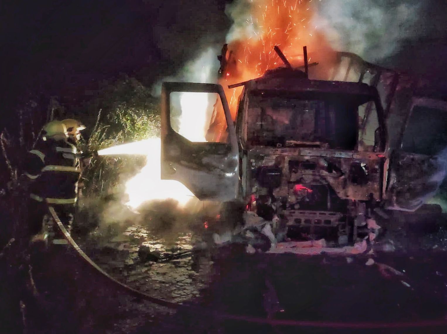 Corpo de Bombeiros apaga incêndio em caminhão baú em Morada Nova