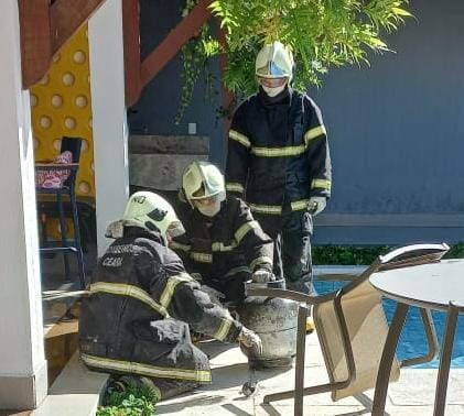 CBMCE e PMCE atuam em incêndio de residência no Curió