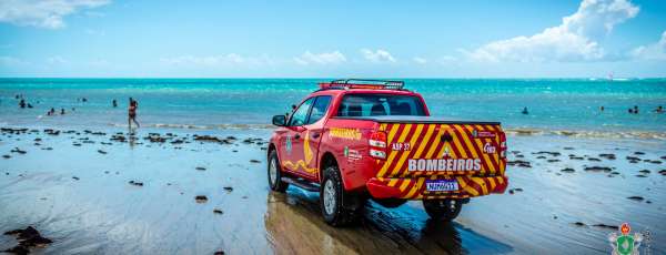 Guarda-vidas salvam 15 banhistas de afogamentos em praias do Ceará