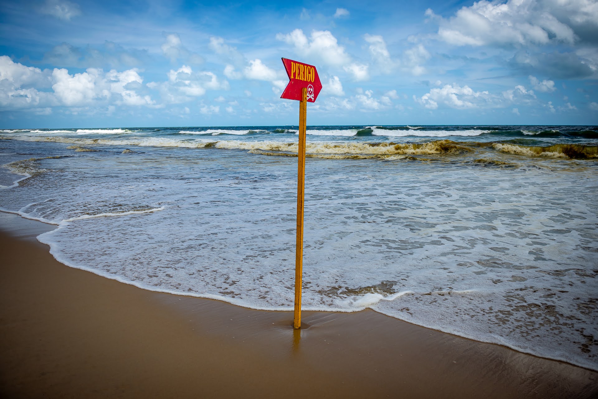 Guarda-vidas do Corpo de Bombeiros salvam 19 banhistas de afogamentos na Praia do Futuro