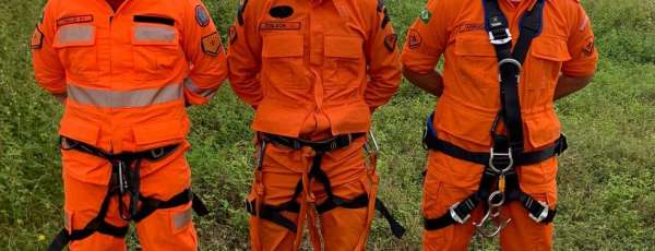 Corpo de Bombeiros atua em ocorrência de resgate em situação de risco de queda em Crateús