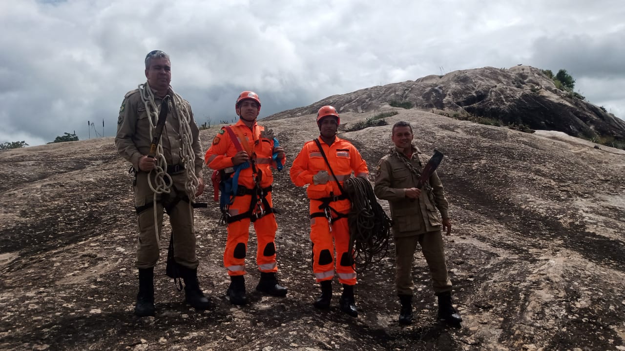 CBMCE resgata cabra e cabritos do alto de monólito em Quixadá