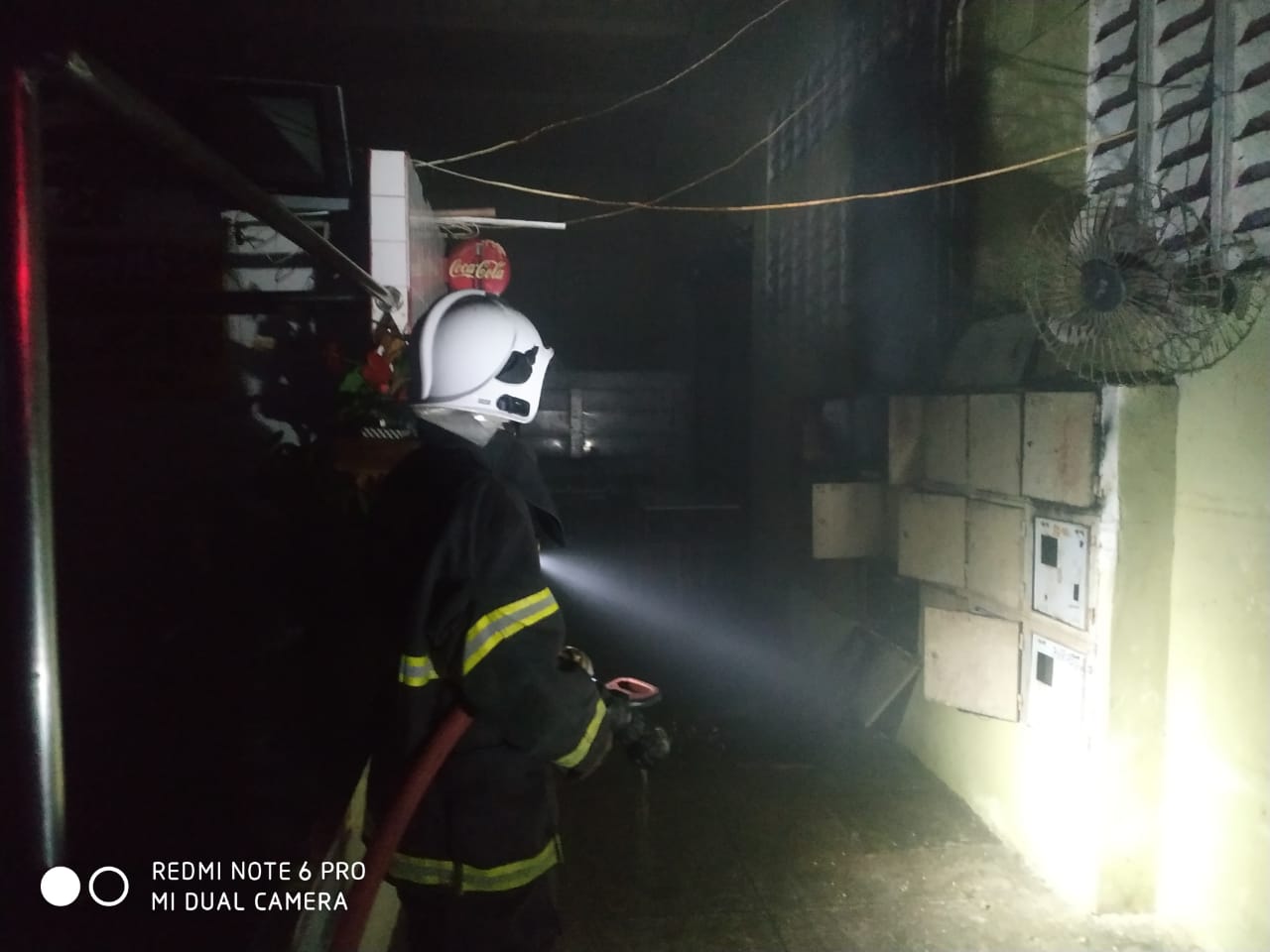 Corpo de Bombeiros apaga princípio de incêndio em edificação comercial pública de Horizonte