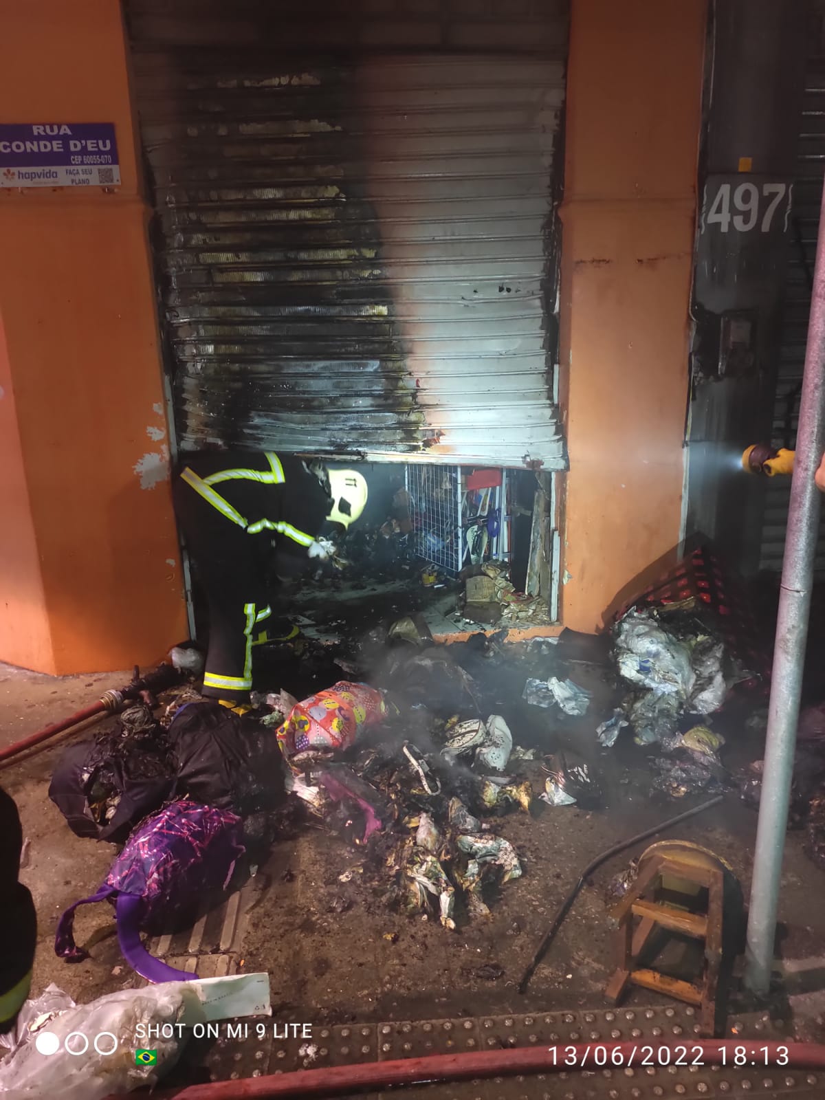 Corpo de Bombeiros apaga incêndio em loja no Centro de Fortaleza