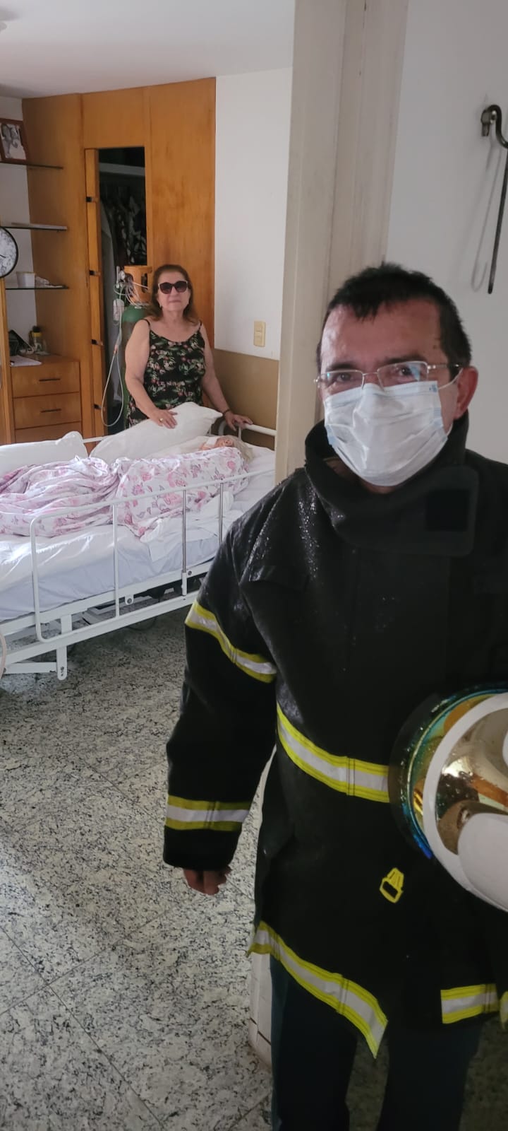 Corpo de Bombeiros debela incêndio, resgata pessoas e animais em apartamento no bairro Cocó em Fortaleza