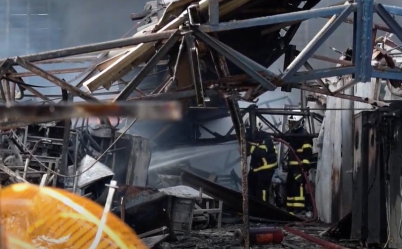 Corpo de Bombeiros apaga incêndio em depósito na Barra do Ceará
