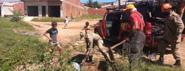 Corpo de Bombeiros resgata gato de cano de esgoto em Quixeramobim