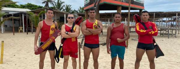 Corpo de Bombeiros resgata quatro turistas de Goiás na Praia do Caça e Pesca