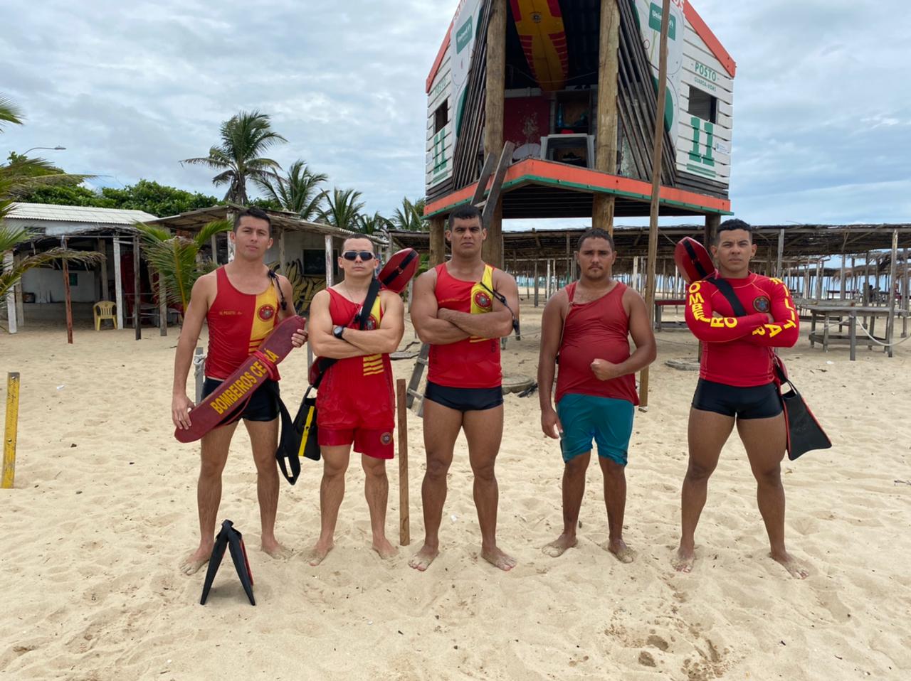 Corpo de Bombeiros resgata quatro turistas de Goiás na Praia do Caça e Pesca