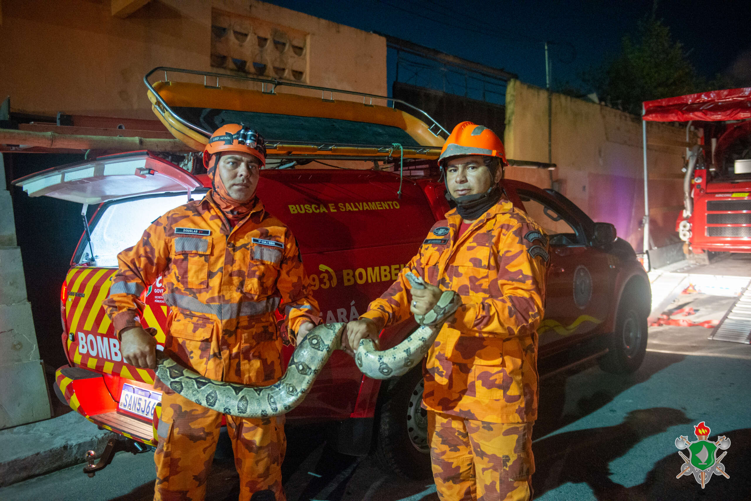 Robô bombeiro localiza fogo e apaga incêndio