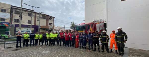 Bombeiros Militares participam de evacuação no North shopping Maracanaú