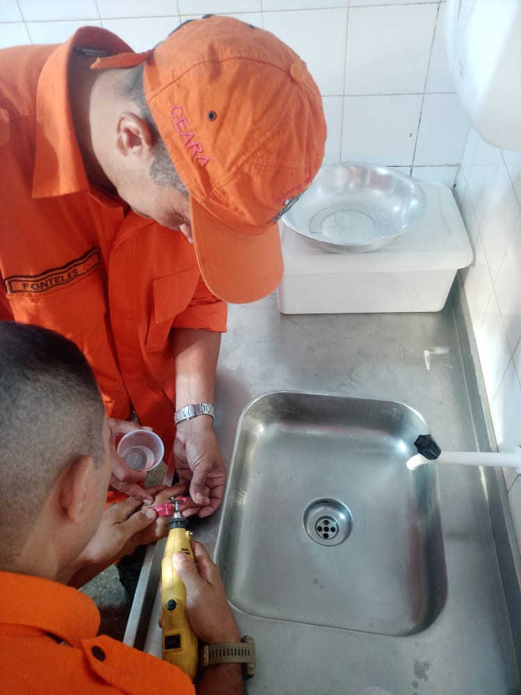 Corpo de Bombeiros remove joia presa em dedo de criança