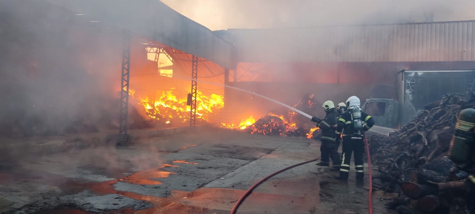 Corpo de Bombeiros apaga incêndio em fábrica de papelão em Caucaia