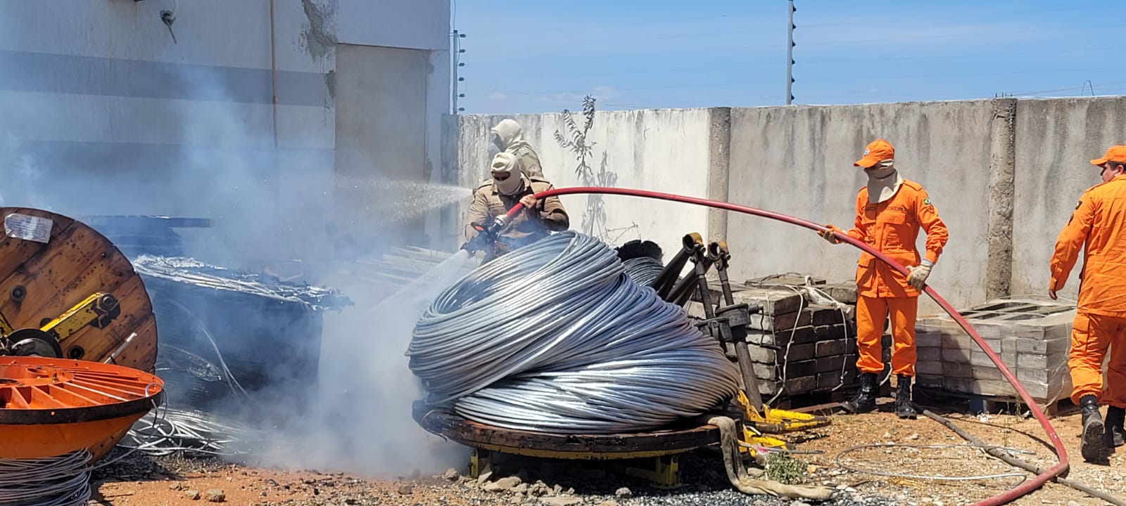 Corpo de Bombeiros apaga incêndio em empresa