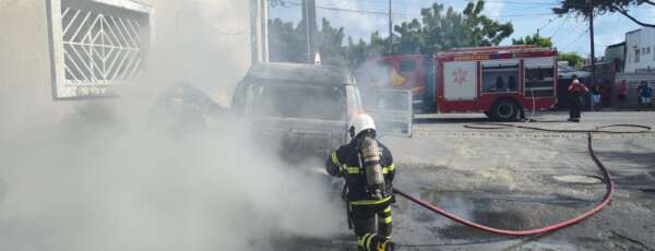 Corpo de Bombeiros apaga incêndio em veículo na Barra do Ceará