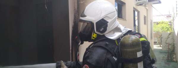 Corpo de Bombeiros apaga incêndio de residência em Sobral