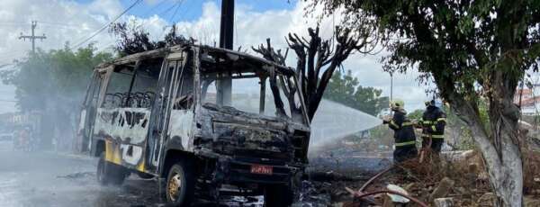 Corpo de Bombeiros apaga incêndio em ônibus escolar na cidade de Amontada