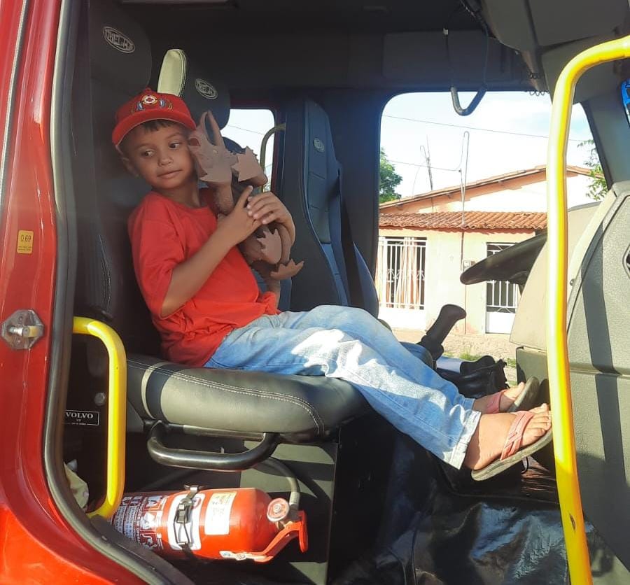 Além de um brinquedo, também ganhou uma camisa e um boné da corporação.