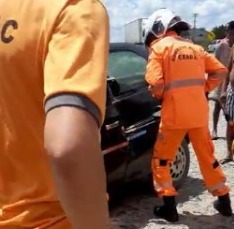 Corpo de Bombeiros resgata vítima presa às ferragens na BR 020