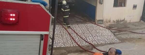 Corpo de Bombeiros apagam incêndio em edificação comercial de Canindé