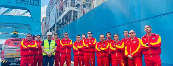 Companhia de mergulho de resgate realiza visita técnica sobre varredura submersa em casco de navio
