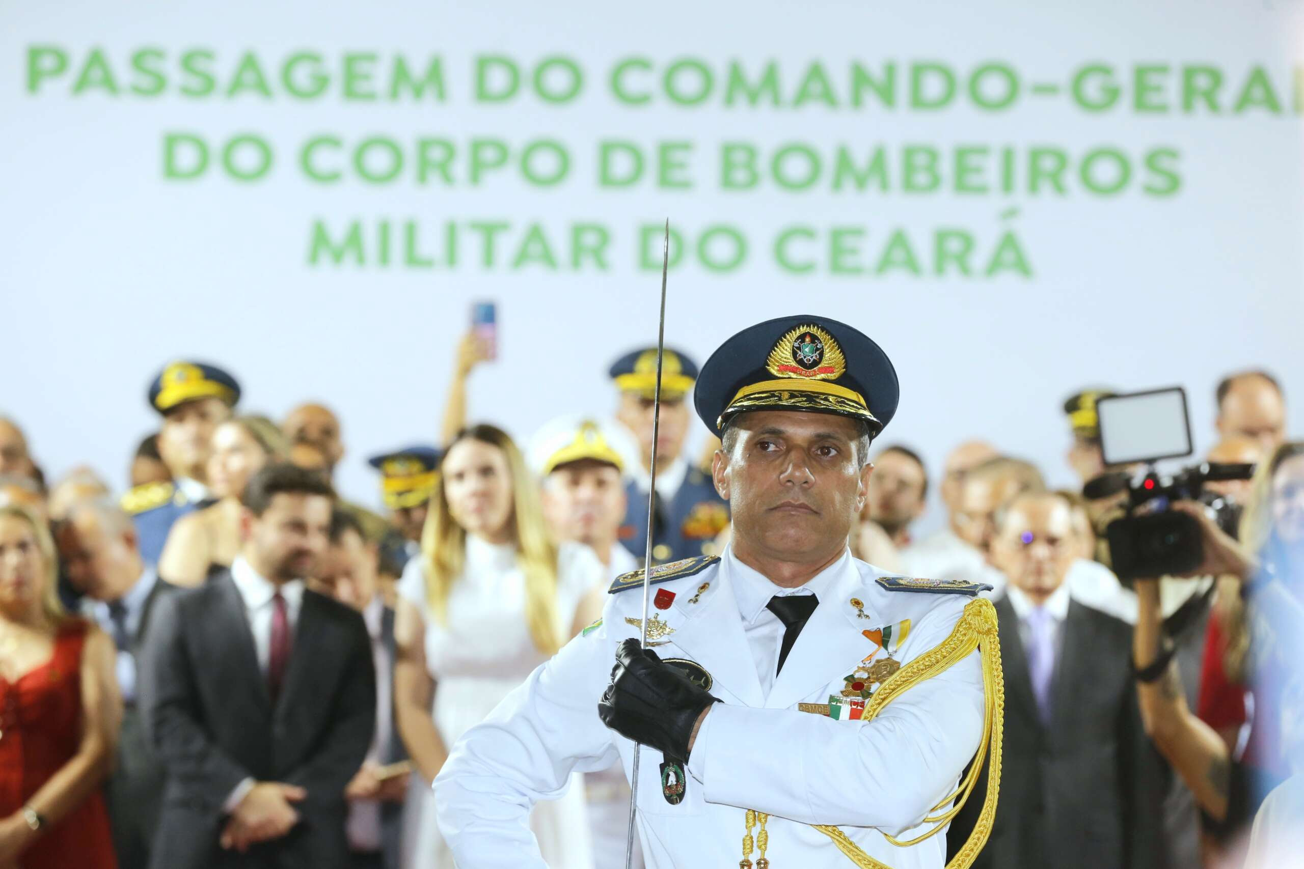 Governador do Ceará participa da solenidade de transmissão de cargo do novo comandante-geral do Corpo de Bombeiros