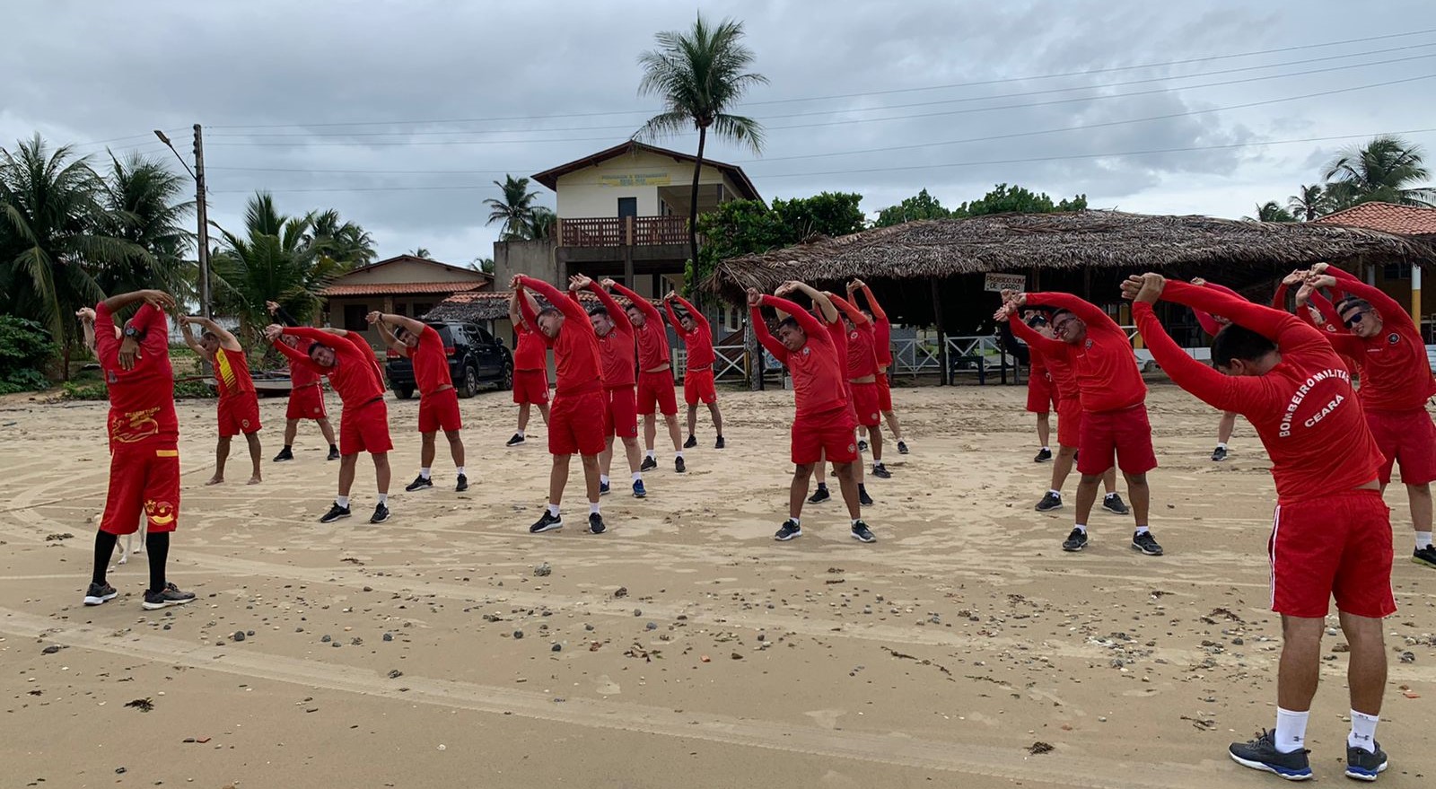 Corpo de Bombeiros realiza treinamento de salvamento aquático na Praia da Baleia