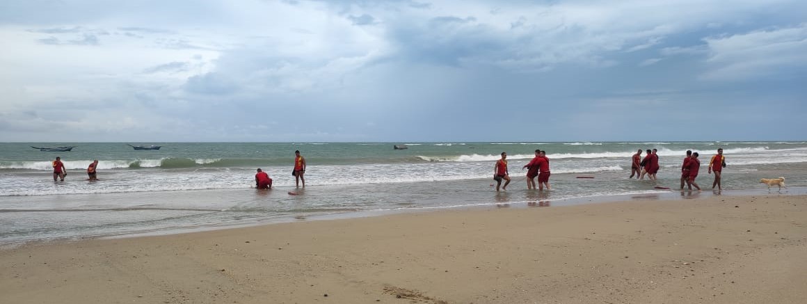 Corpo de Bombeiros realiza treinamento de salvamento aquático na Praia da Baleia