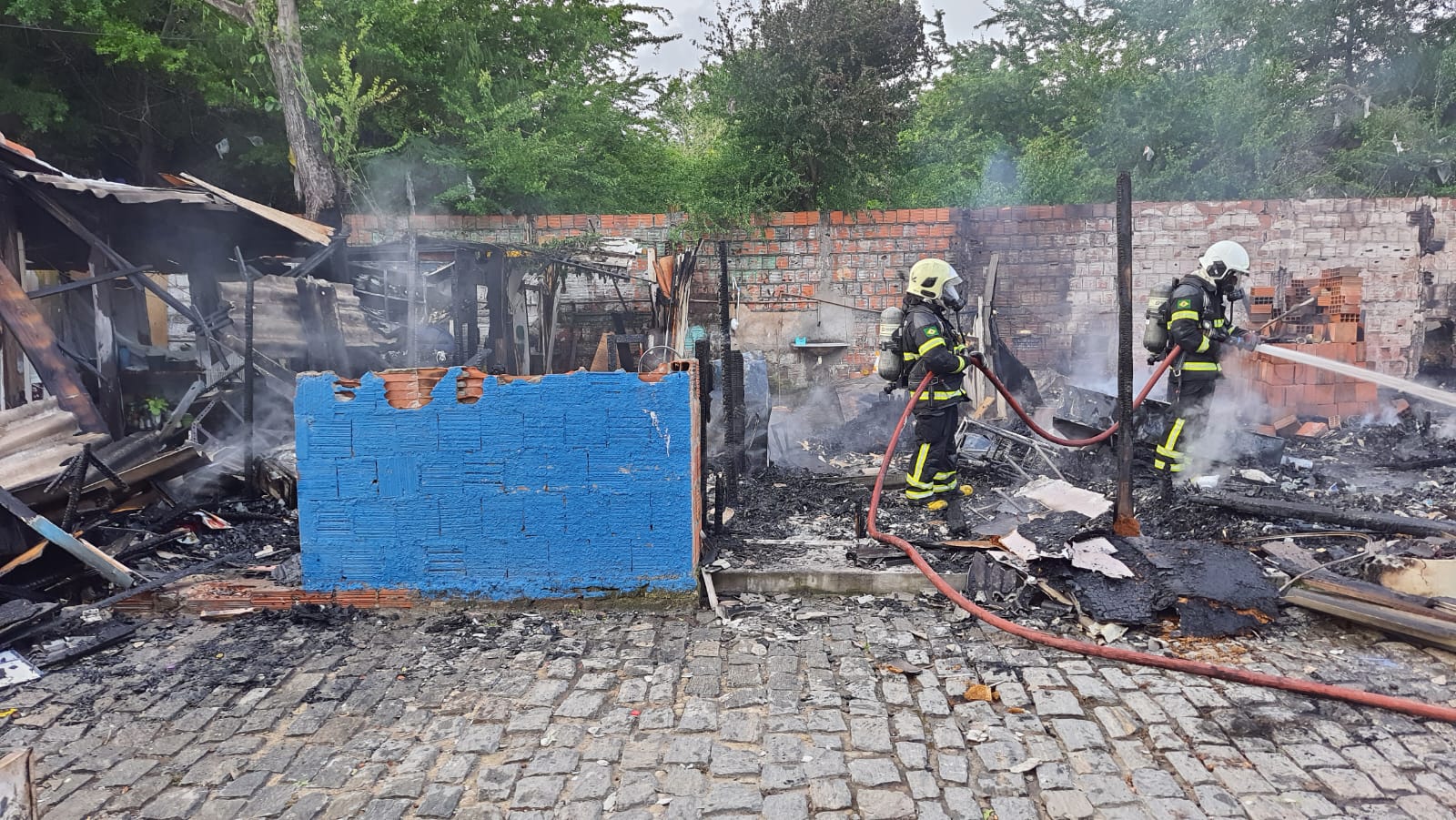 Bombeiros utilizam 6 mil litros de água para controlar incêndio no