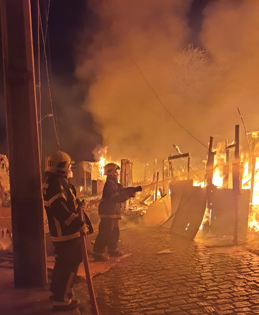 Bombeiros utilizam 6 mil litros de água para controlar incêndio no