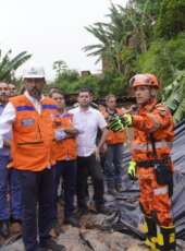 Governador Elmano de Freitas visita área atingida pelas chuvas em Aratuba