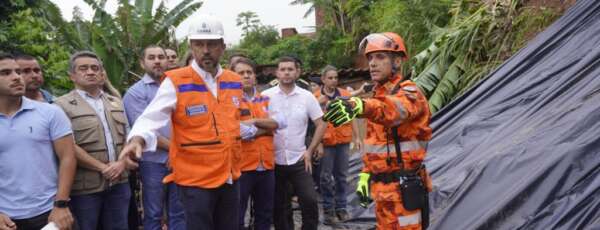 Governador Elmano de Freitas visita área atingida pelas chuvas em Aratuba