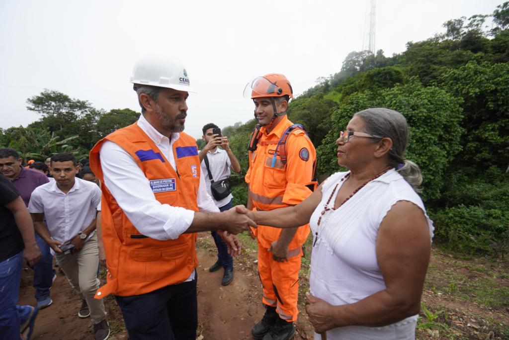 Governador Elmano de Freitas visita área atingida pelas chuvas em Aratuba