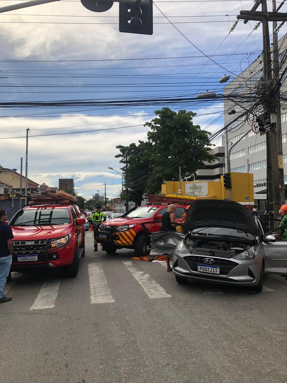 Acidente entre ônibus e carro deixa criança e homem presos a ferragens, em  Fortaleza, Ceará