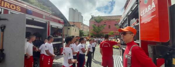 Três Núcleos do Programa Jovem Brigadista de Valor tem aula prática no Quartel Central