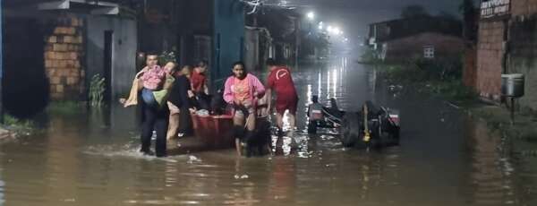 Após chuva forte, Corpo de Bombeiros atua em alagamentos em Caucaia