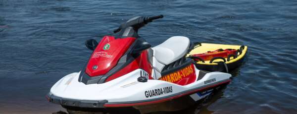 Guarda-vidas do Corpo de Bombeiros do Ceará resgatam pescador e caiaque em Jericoacoara