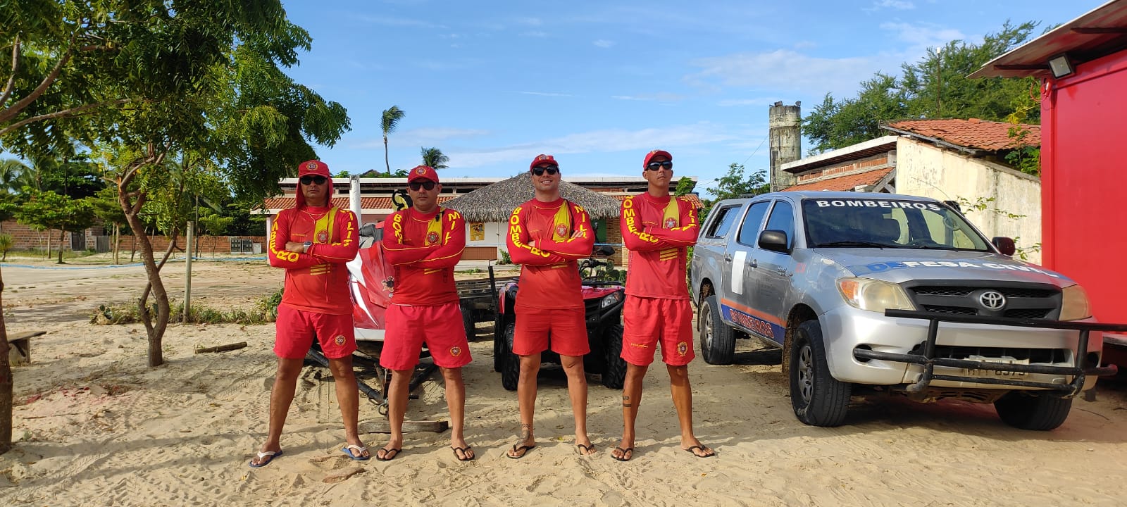 Guarda-vidas do Corpo de Bombeiros do Ceará resgatam pescador e caiaque em Jericoacoara